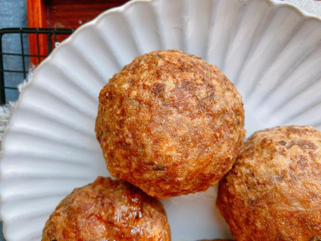 年夜饭必备的四喜丸子，寓意福禄寿喜，家庭做法更简单，肉香四溢