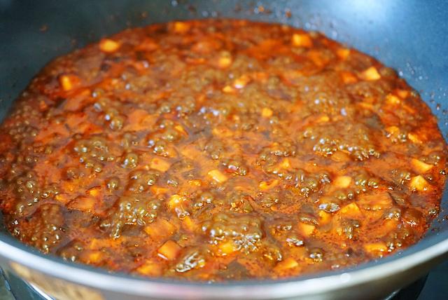 周末的懒人菜谱香菇肉丁酱，鲜香美味，拌米饭，拌面条都好吃