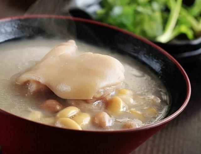 炖猪蹄，用1个窍门，时间能省一半，猪蹄软烂脱骨，满满胶原蛋白