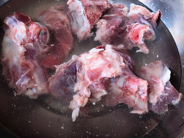 熬大骨汤，记住“2不放2诀窍”，汤汁浓白鲜美，味道香还没腥味