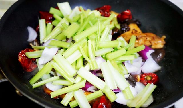 想吃麻辣香锅自己做，20元吃到撑，有荤有素，老公看了流口水