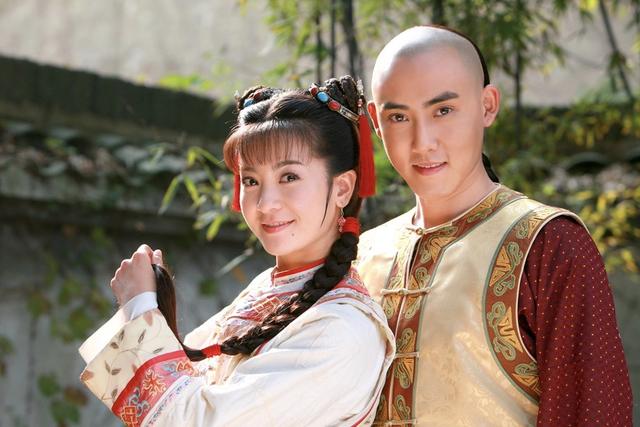 因戏生情，没想到戏外“小燕子”和“尔康”的婚后生活这么甜|资讯早知道