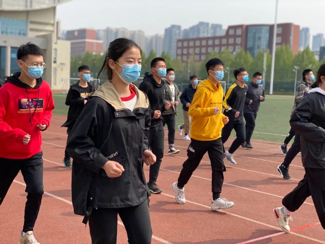 暖先生格调：第一批复课的孩子怎么样了？揭秘来啦！张文宏这样寄语复课的孩子……
