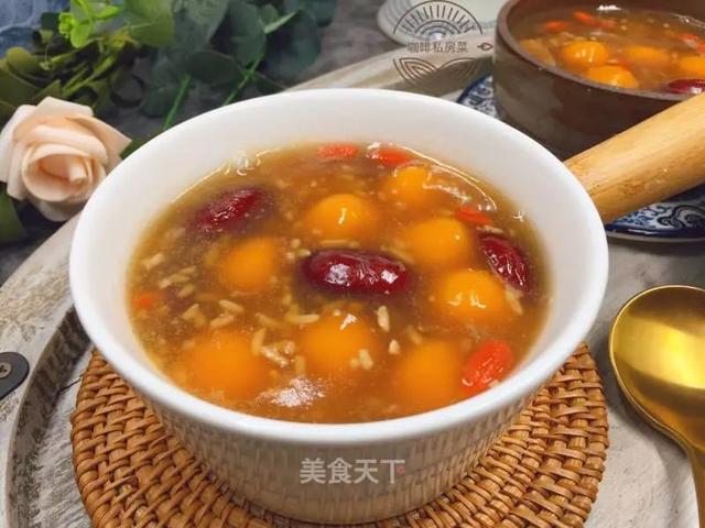 天气凉别再吃冷饮了，试试这道甜品吧！超级好吃又补气血哦