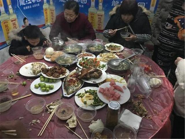 你的育儿经|奶奶带5岁孙子吃喜宴，孩子酒席上的举动惹众怒：教不好别带出来
