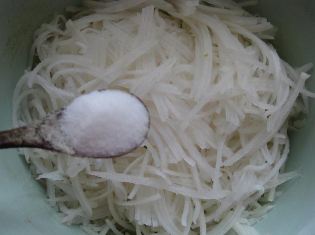 炸萝卜丸子，盐渍还是焯水？多加2样，丸子外酥里嫩，放凉不发硬