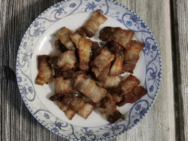 五花肉烤着吃味道更香，肥而不腻，咬一口满嘴的肉香，太过瘾了