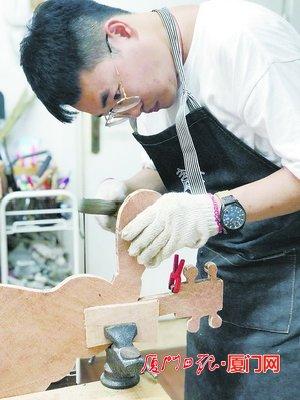 台海网|让小孩不再沉迷手机 厦门这位硬核父亲打造出手工版“玩具世界”