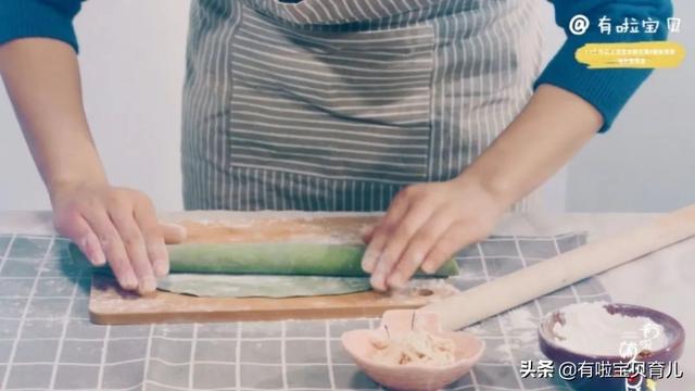 『你的育儿经』「鸡丝菠菜面」鲜嫩可口，富含维生素和纤维素，宝宝根本停不下来