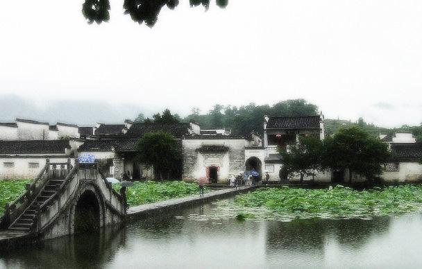 旅行柚子君@春天最适合去哪里玩？安徽这几个古镇美不胜收，特别是下雨天
