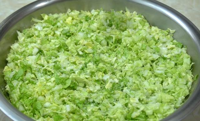 冬天就爱做这锅烙饼，不用发面也软和，薄皮大馅，一次至少吃5张