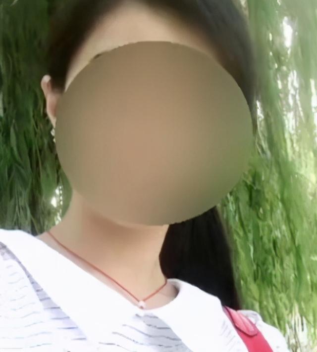 女友学车，教练向女友借钱还公开追求，教练：晚上不能让你老公来接你