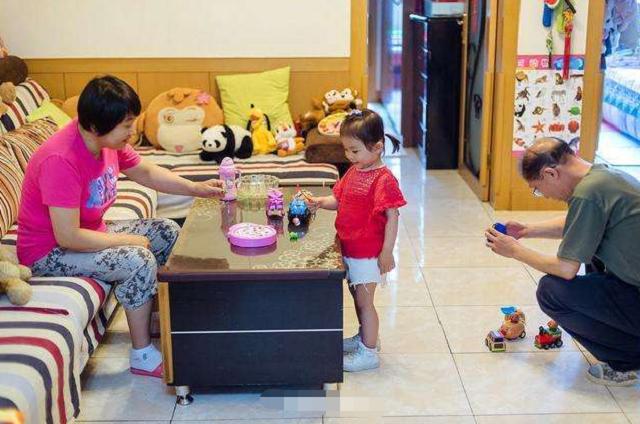 【你的育儿经】奶奶给9岁孙子喂饭，只为让孩子安心玩游戏，隔代亲是爱还是碍？