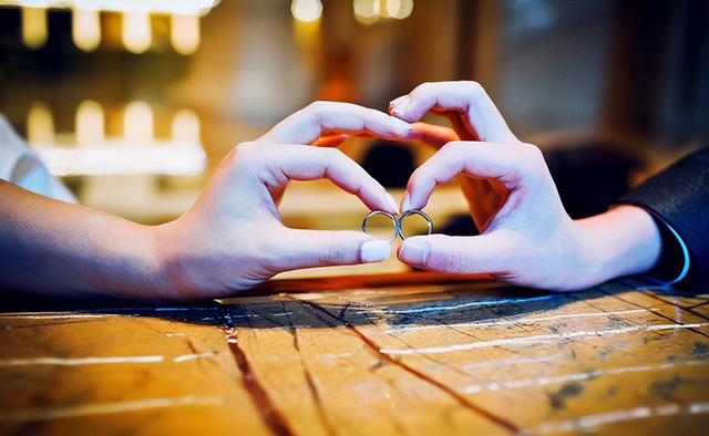 什么原因阻碍年轻人生娃？网友：女的越来越独立，男的越来越妈宝