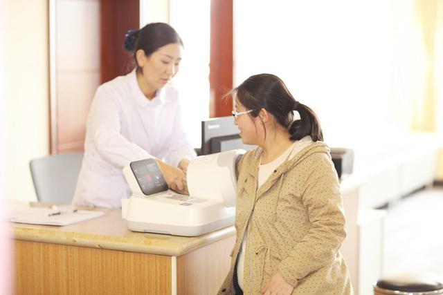 「天使宝贝」孕妇怀孕7个月后肚子变小了，医生检查后皱眉，丈夫表示很无奈