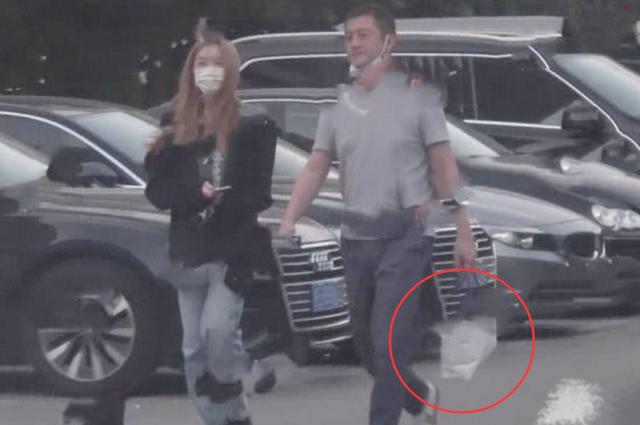冷无情|14岁李嫣染发穿西装逛街，我只留意身后的李亚鹏，父爱是装不出的