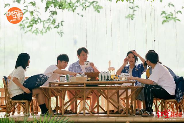 做客《向往的生活》，热心市民周迅帮主人搬香蕉红星新闻