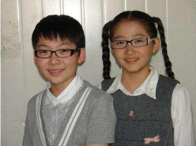 超级宝妈@有种“不公平”遗传叫关晓彤和姐姐，一个貌美如花，一个长相平庸