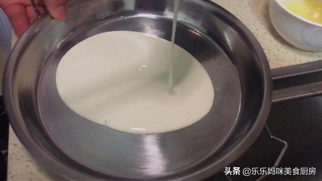 懒人凉皮想要好吃，可不是直接调面糊那么简单，教你正确做法，香