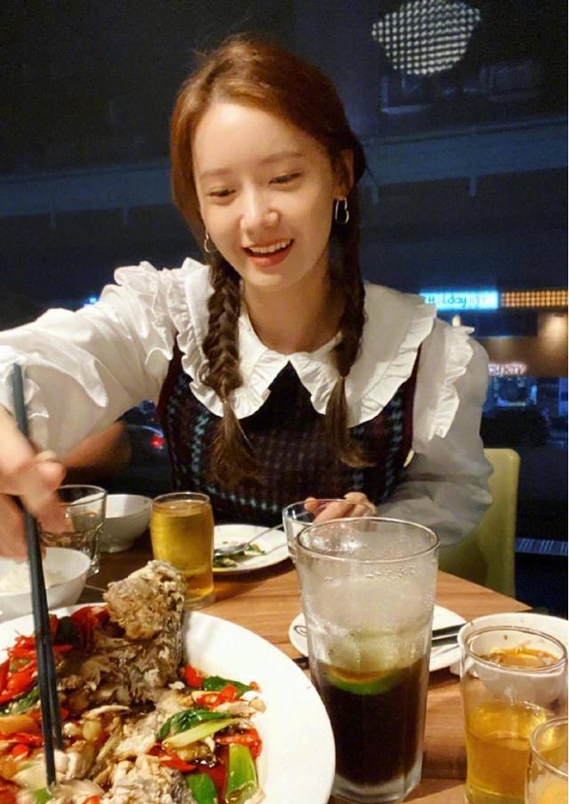 最时尚娃娃领穿搭来袭，谭松韵穿起来就像个洋娃娃，鞠婧祎却更胜一筹