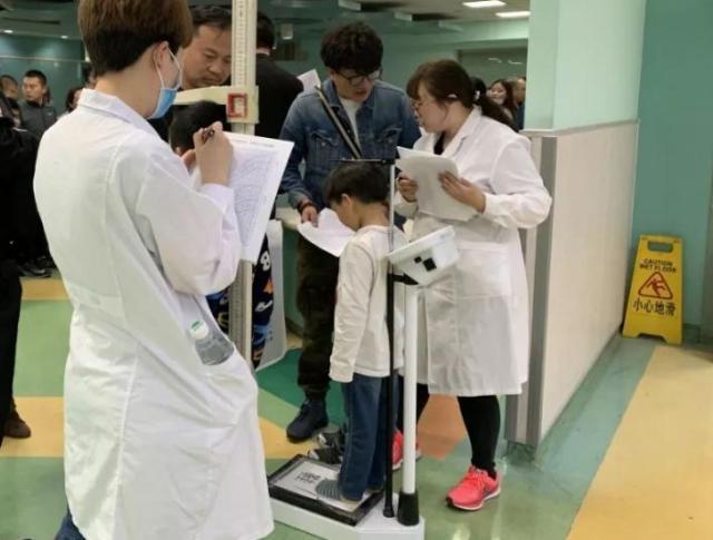 一家四口儿|孩子能突破遗传基因身高吗？几项研究给你答案，后天长高全靠它们