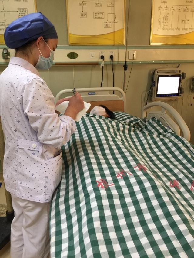 #超级宝妈#来不及了！杭州26岁二胎妈妈把宝宝生在了自家车上