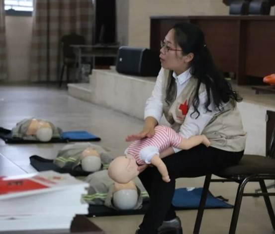 #超级宝妈#孩子被噎、被卡，可别再“抠”了，决定生死的5分钟方法一定要对