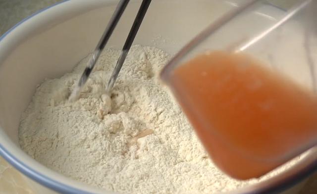 冬天就爱吃这馅的包子，不发面不烫面，皮薄馅足，一次至少吃4个