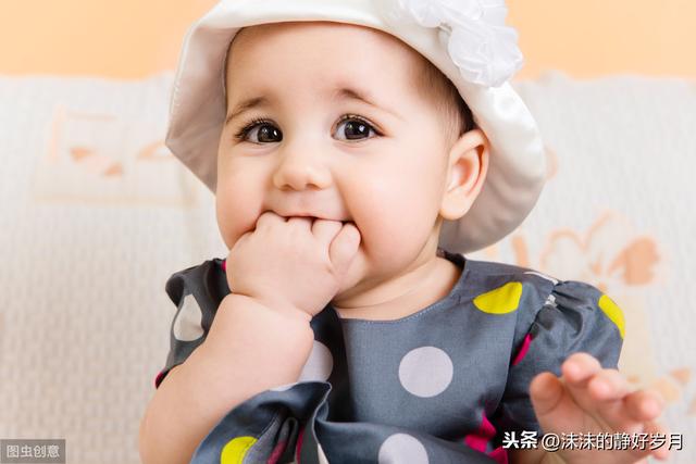 超级宝妈▲同样是吮吸手指，但婴儿和幼儿年龄不同，自然要区别对待哦
