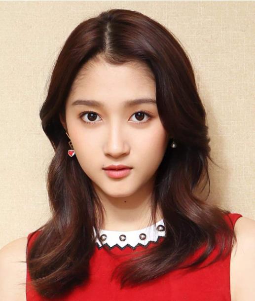 超级宝妈@有种“不公平”遗传叫关晓彤和姐姐，一个貌美如花，一个长相平庸