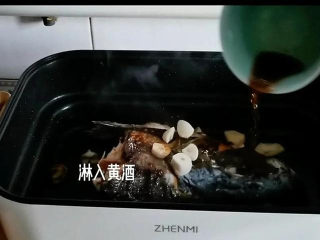 冬天就爱喝汤水，半个鱼头1块豆腐炖一炖，汤浓味鲜，低脂又营养