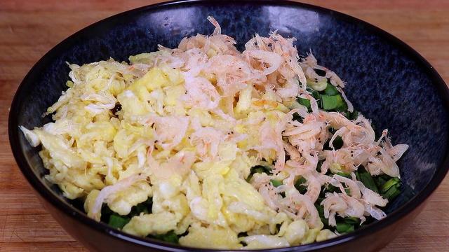 韭菜鸡蛋饺子，很多人都错了，记住正确调馅方法，韭菜鲜嫩不出水