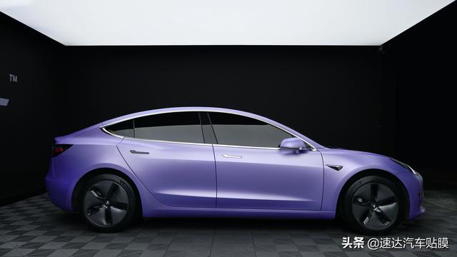 特斯拉model 3改色超亚紫，还看得出从前豪华车的样子