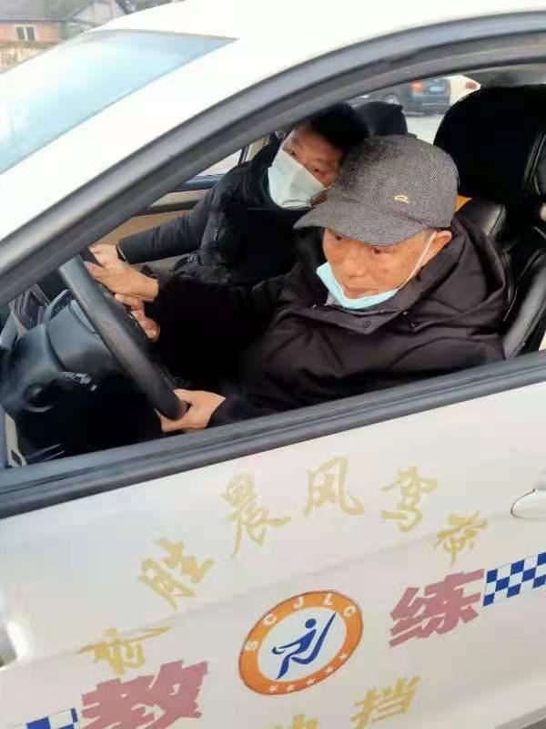 广安76岁老人学开车，有怎样的体验？