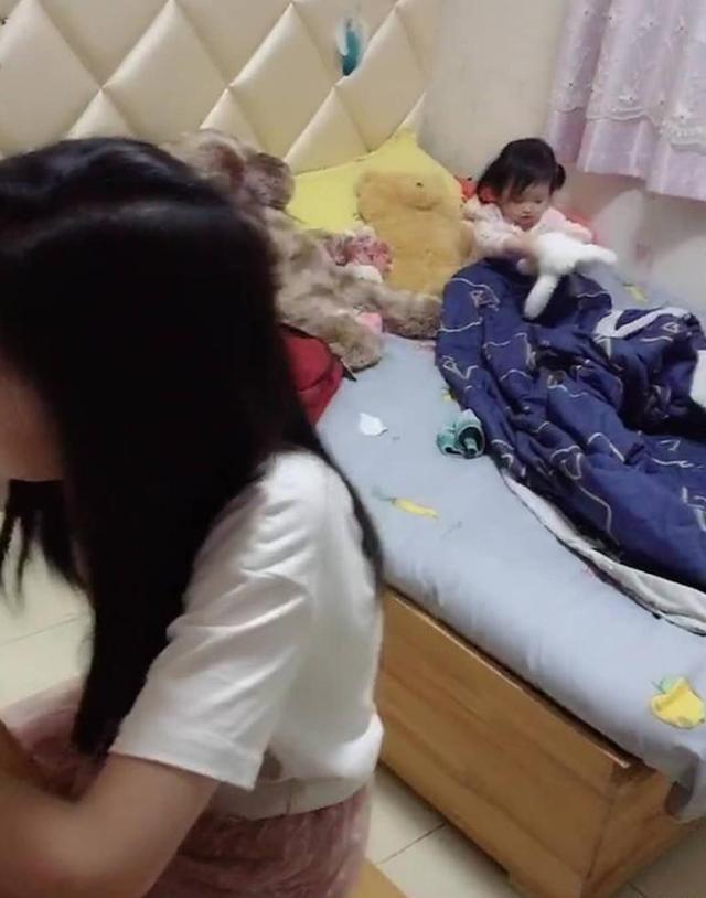 猫小鱼|姐姐在写作业，妈妈强行将妹妹送进姐姐房间，姐姐怒怼道：你起开