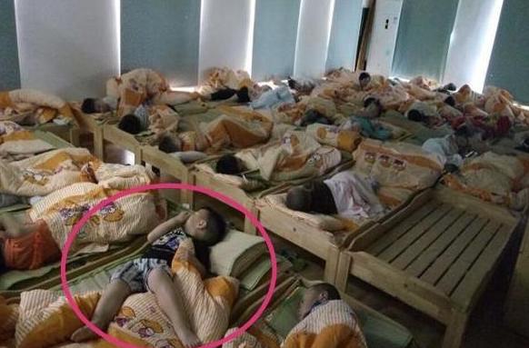 超级宝妈|老师发来幼儿园午睡照片，宝妈看后怒火心中烧：老师给个说法