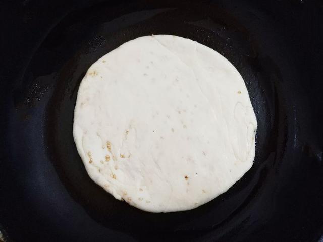 烙饼最忌“揉”，老妈用了几十年烙饼的方法，柔软多层，久放不硬