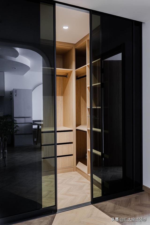 拆掉一堵墙，空间大变样，小两房也能容下干湿分离卫生间和衣帽间