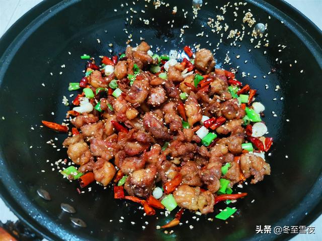 鸡腿|教你在家做辣子鸡丁，辣椒炒不糊，鸡丁外焦里嫩，方法一学就会