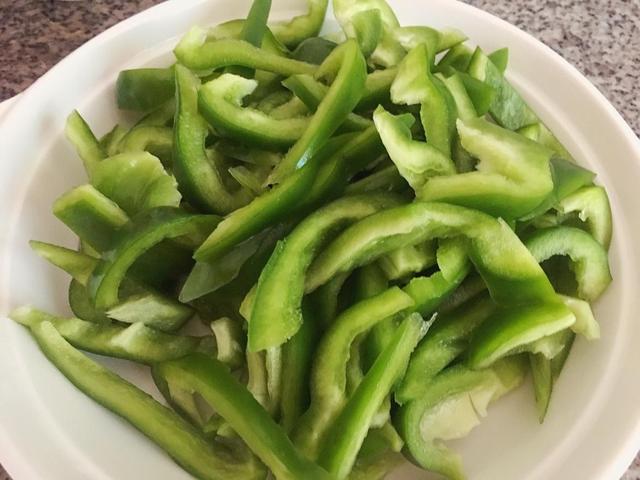 炒牛肉时，想要牛肉嫩滑又不老，只需加入1样东西，很多人都不懂