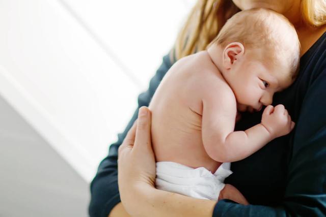 「你的育儿经」孩子吐奶、胀气…可能你拍嗝姿势不对!一文教你正确给宝宝拍嗝
