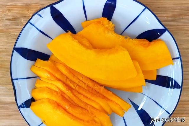 烙南瓜饼，用面粉还是糯米粉？其实都不对，用这个方法，凉了不硬