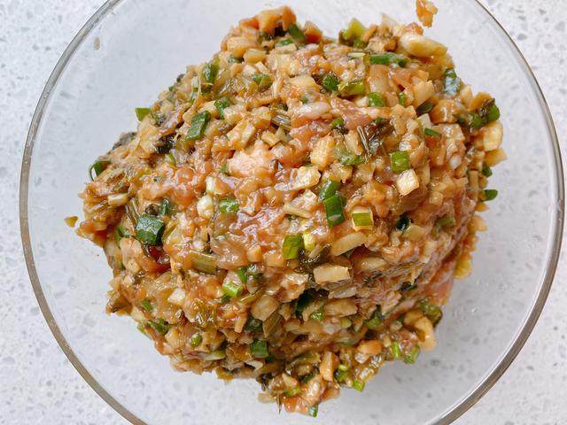 应季的冬笋馅包子，冬笋处理是重点，这样做的包子皮薄馅多还爆汁