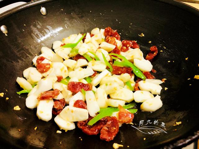 这菜在南方正当季，4块钱能买两斤，配上腊肠爆炒，给肉都不换