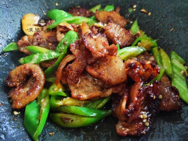 五花肉简单腌一腌，放锅里一煎，出锅后肥而不腻，吃着比烤肉还香