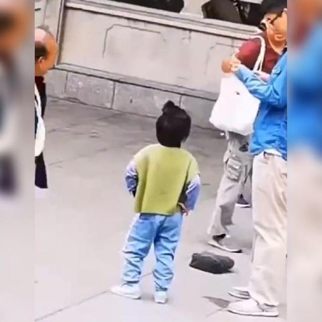 [你的育儿经]亲爸让女儿为自己使出“浑身解数”拍照，网友：让人心疼的熟练