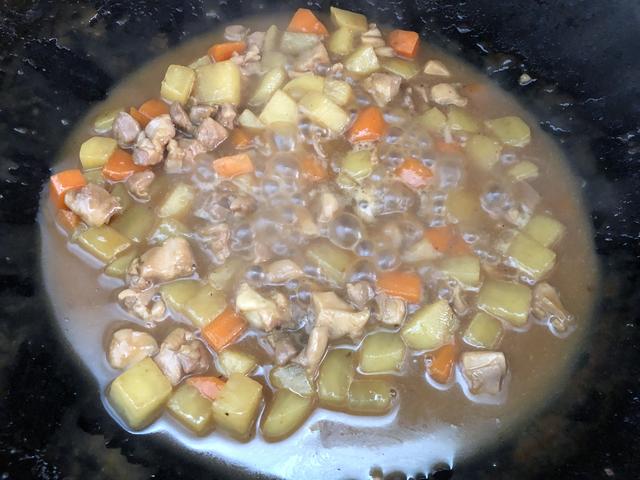 天冷米饭这样吃太香了，食材丰富，汤汁浓郁，越吃越过瘾，特解馋