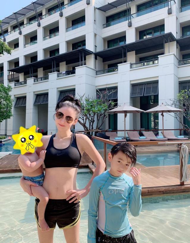 张柏芝首晒全家福，三胎儿子天生黄发，生父疑似外国人电影工厂