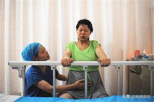 超级宝妈@买菜过程中生下孩子，一手抱着孩子，一手提着菜篮子回家了