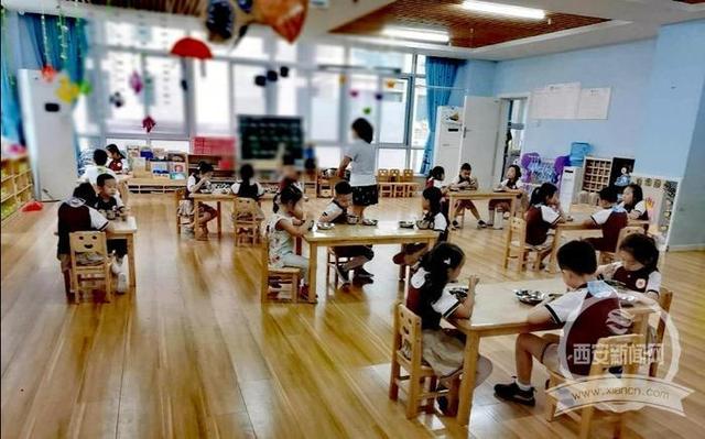 超级宝妈|开园了：老师撑伞接幼儿入园 口罩、分餐、室内体能训练等一个不能少